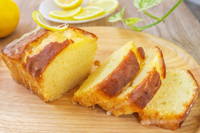Горячий кекс, пропитанный лимонным сиропом, получает совсем другую текстуру: корочка становится ароматной, а мякиш остается влажным и мягким еще несколько дней после выпечки.