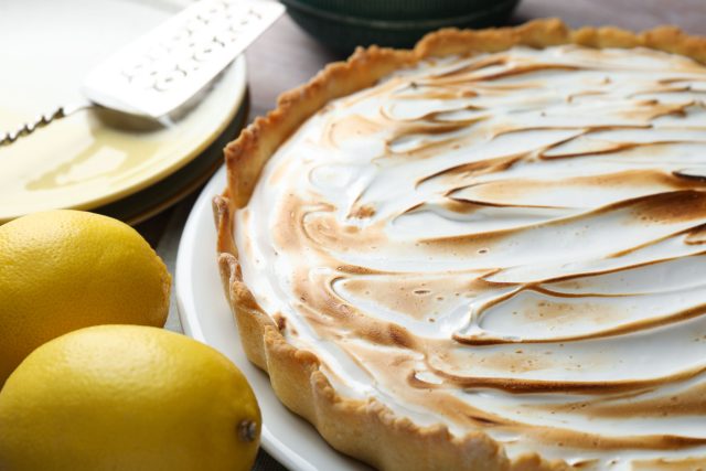 Капля лимонного сока помогает белкам держать форму, поэтому безе получается глянцевым, высоким и аккуратным: снаружи хрустящая оболочка, внутри — более нежная, чуть тягучая сердцевина.