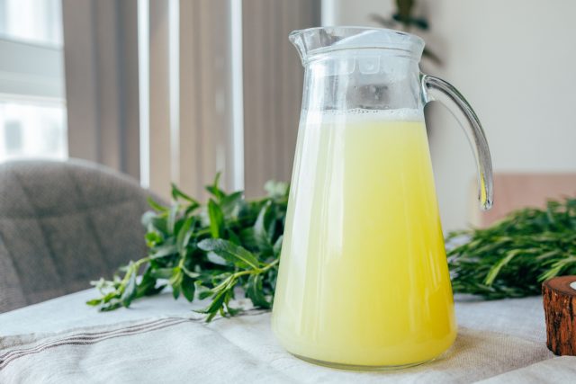 Секрет хорошего домашнего лимонада — не кипятить сам сок: тогда вкус остается чистым, свежим и ярким, без неприятной горечи, которая часто портит даже красивый на вид напиток.