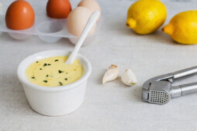 Айоли с лимоном и чесноком — простой соус, который моментально делает блюдо интереснее. Цедра дает яркий аромат, лимонный сок добавляет свежую кислинку, а густая основа связывает всё в насыщенный крем, идеально подходящий к овощам, рыбе и картофелю.