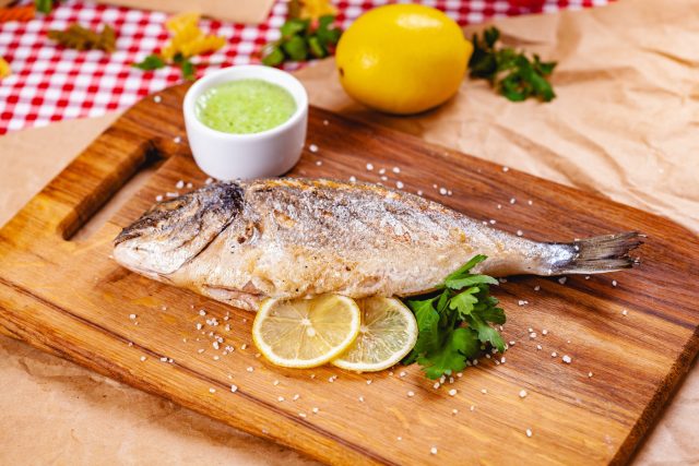 Лимон, оливковое масло, чеснок и тимьян собирают быстрый маринад для рыбы на гриле: всего двадцать минут — и филе уже ароматное, сочное и готово к жарке без долгого ожидания.