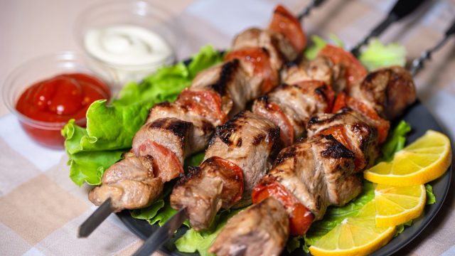 Лимонные кружочки в маринаде для шашлыка работают мягче уксуса: мясо становится нежнее, уходит лишний запах, а цедра добавляет свежий аромат и легкую цитрусовую глубину без резкой кислоты.