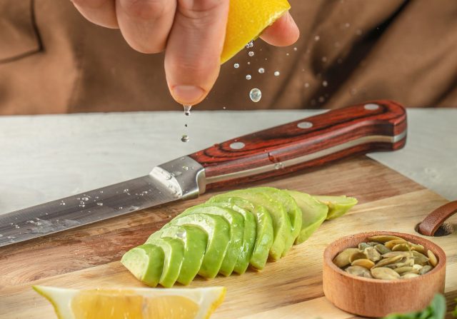 Несколько капель лимонного сока спасают авокадо от потемнения: мякоть дольше остается ярко-зеленой, а гуакамоле или нарезка сохраняют свежий вид даже если приготовить их заранее.