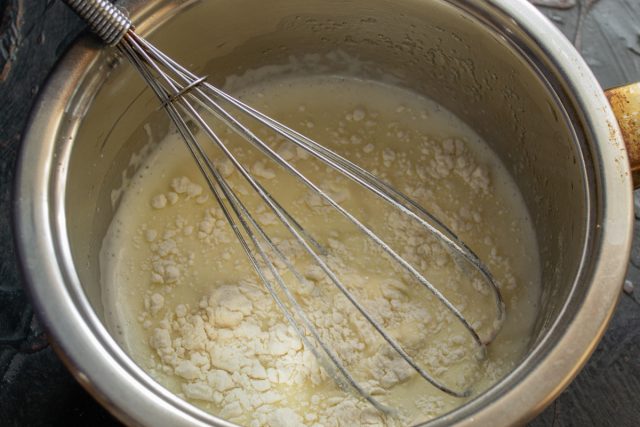 Взбивание крема с мукой до исчезновения комочков