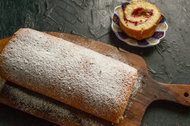 Нарезка рулета и украшение сахарной пудрой