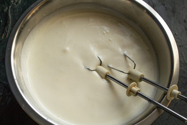 Взбивание яично-сахарной смеси электрическим миксером