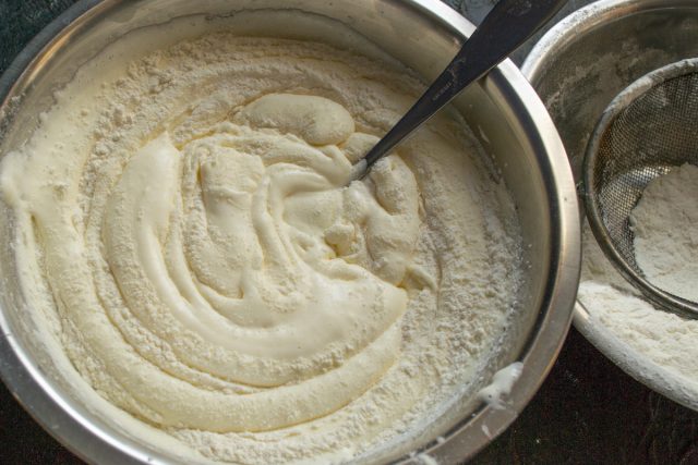 Введение муки во взбитую яичную массу лопаткой