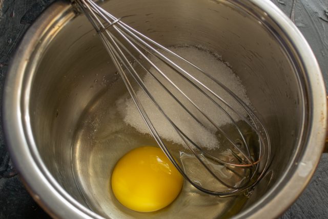 Смешивание ингредиентов для заварного крема в сотейнике