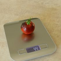 Плоды ровные, примерно по 40–45 г, как и заявлено. Урожайность хорошая, завязываются активно, но по вкусу сорт больше декоративный, чем гастрономический.