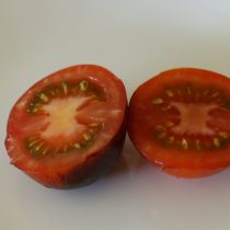 Внутри томаты оказались аккуратные, сочные, с классической структурой. Но по вкусу, честно говоря, довольно пресные — без выраженной сладости или яркой кислинки.