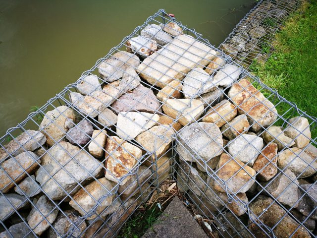 Простота монтажа, долговечность, водопроницаемость и отсутствие необходимости в фундаменте делают габионы одним из самых практичных решений. Они устойчивы к нагрузкам, не требуют ухода и органично вписываются в ландшафт.