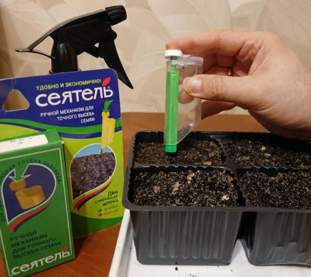 Точный посев решает проблему загущения: каждое семечко сразу занимает своё место. Ручная сеялка «Сеятель» дозирует подачу, исключает просыпи и ускоряет работу, позволяя аккуратно высевать даже самые мелкие культуры.