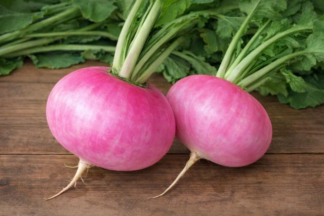 Декоративный и вкусный сорт с розово-белыми корнеплодами. Требователен к влаге и свету, но радует сочной мякотью и аккуратной формой.