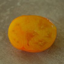 Внутри томаты оказались плотные, мясистые, с красивым янтарным оттенком. Сока немного, мякоть «маслянистая», но по вкусу скорее мягкие с кислинкой, чем по-настоящему сладкие.