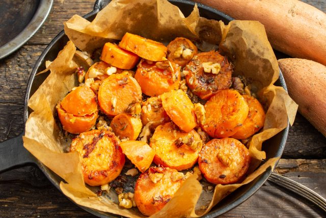 Запеченный батат с грецкими орехами и чесноком