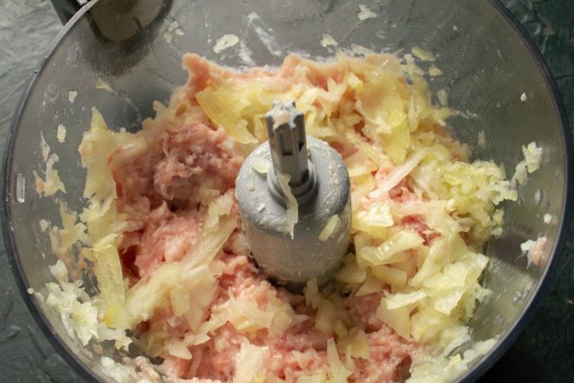 Домашний мясной фарш из свинины и говядины смешивается с измельченным репчатым луком; добавление небольшого количества жира обеспечивает сочность готового изделия.