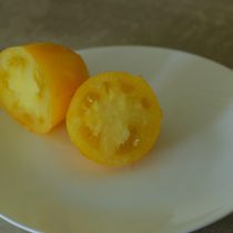 Внутри плотные, светло-жёлтые, с характерной белёсой серединкой. По текстуре приятные, но вкус оказался очень спокойным — без сладости, даже на полном солнце.