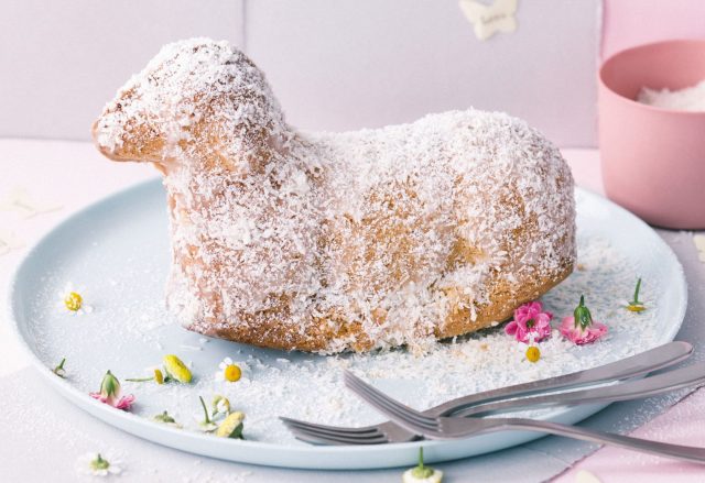 Бисквитный ягнёнок — простой кекс, который становится особенным благодаря форме. Посыпанный сахарной пудрой, он символизирует жертву, оставаясь при этом лёгким и праздничным десертом.