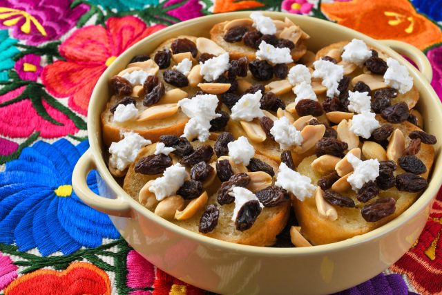 Капиротада сочетает несочетаемое: сладкий сироп, хлеб, сыр и специи. Этот десерт с глубоким символизмом удивляет вкусом и разрушает привычные границы между сладким и солёным.