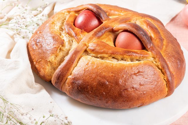 Фолар — хлеб с целыми яйцами, запечёнными в тесте. Он может быть сладким или солёным, но в любом виде остаётся символом обновления и традиции, которую передают из поколения в поколение.