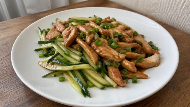 Тонко нарезанная курица, быстро обжаренная на сильном огне, с соевым соусом и чесноком. Свежие огурцы добавляют хруст и баланс, а кунжутное масло собирает вкус в одно цельное блюдо. Тонко нарезанная курица, быстро обжаренная на сильном огне, с соевым соусом и чесноком. Свежие огурцы добавляют хруст и баланс, а кунжутное масло собирает вкус в одно цельное блюдо.