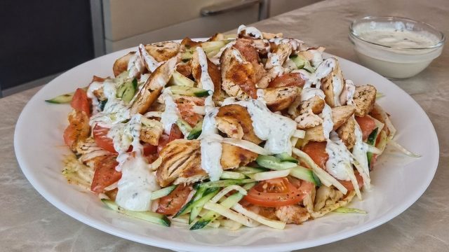 Курица, овощи и соус, выложенные слоями без лаваша. Лёгкий вариант шаурмы с контролируемым балансом ингредиентов и насыщенным вкусом. Курица, овощи и соус, выложенные слоями без лаваша. Лёгкий вариант шаурмы с контролируемым балансом ингредиентов и насыщенным вкусом.
