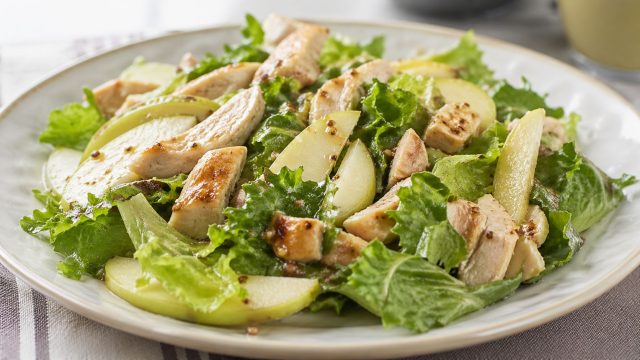 Тёплая курица, сочное зелёное яблоко и листья салата, покрытые лёгкой горчичной заправкой. Контраст температуры и текстур делает блюдо насыщенным, но при этом свежим. Тёплая курица, сочное зелёное яблоко и листья салата, покрытые лёгкой горчичной заправкой. Контраст температуры и текстур делает блюдо насыщенным, но при этом свежим.