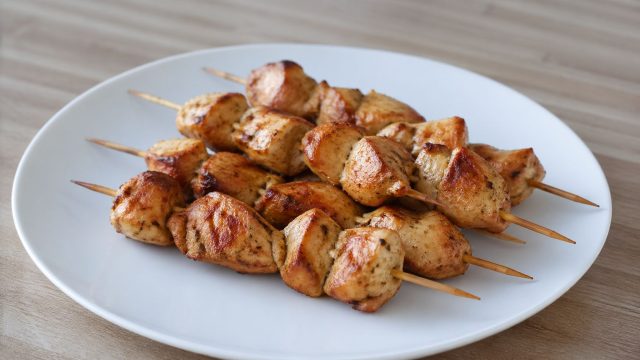 Куриные кусочки в йогуртовом маринаде, запечённые на шпажках до румяной корочки. Удобный формат подачи и мягкая текстура за счёт маринада. Куриные кусочки в йогуртовом маринаде, запечённые на шпажках до румяной корочки. Удобный формат подачи и мягкая текстура за счёт маринада.