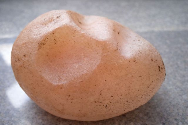 Тонкая или мягкая скорлупа почти всегда указывает на проблемы с кальцием: его может не хватать в рационе или он плохо усваивается без витамина D. Если такие яйца повторяются, рацион нужно пересматривать сразу.