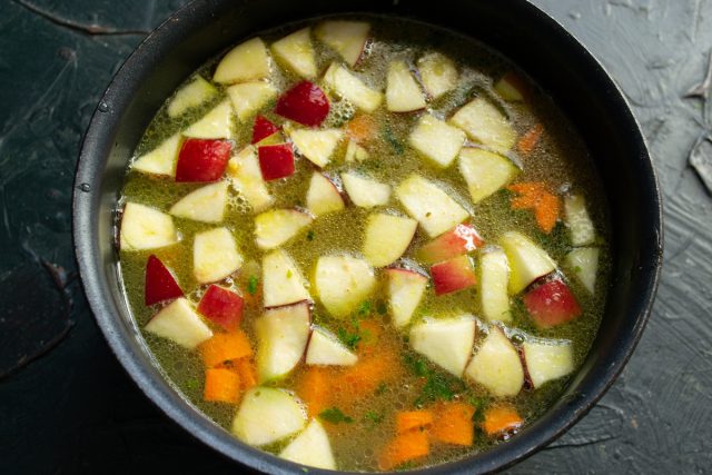 Заливка овощей куриным бульоном в глубокой кастрюле