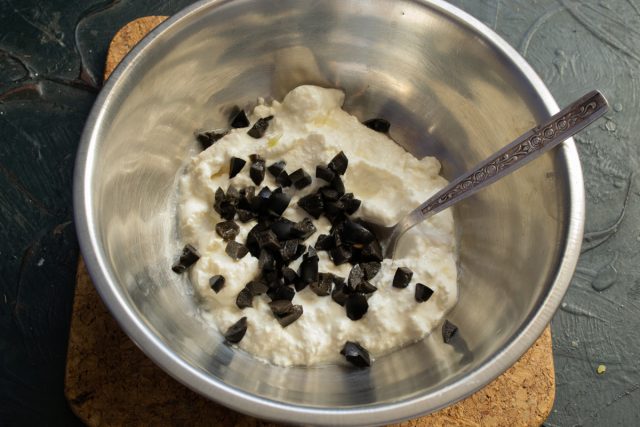 Нарезка черных оливок без косточек для закуски