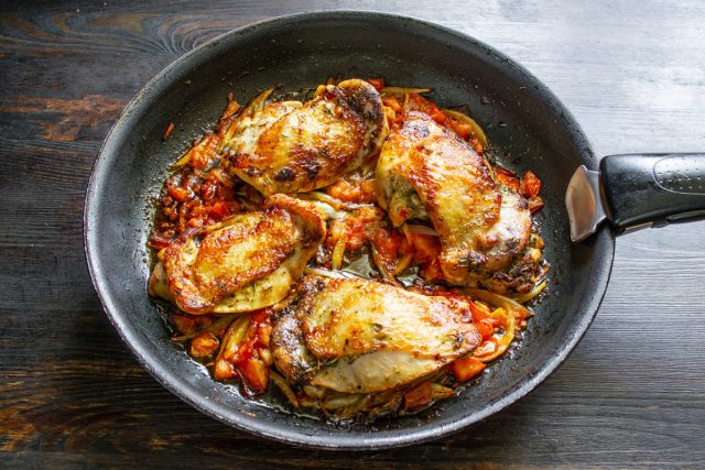 Запекание сковороды с курицей и овощами в разогретом духовом шкафу