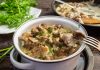 Куриные желудки тушеные в сметане с луком, укропом и чесноком