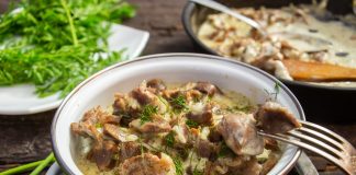 Куриные желудки тушеные в сметане с луком, укропом и чесноком