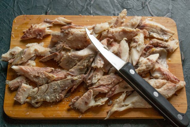 Разделка копченой сельди и нарезка филе мелкими кусочками