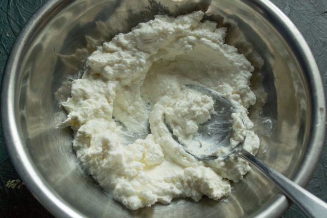 Сливочный творожный сыр в глубокой миске для закуски