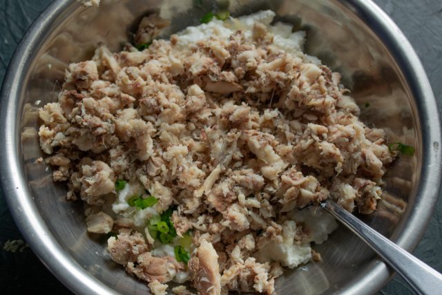 Добавление кусочков копченой рыбы к творожной массе