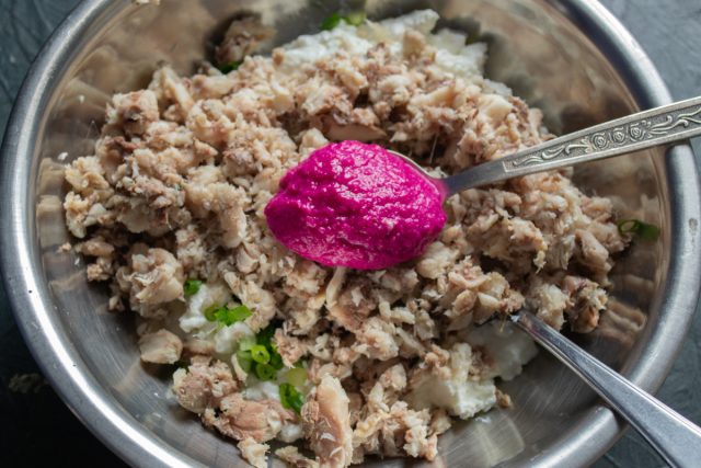 Добавление ложки розового хрена в общую массу риета