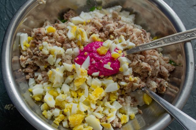 Нарезка вареного яйца на мелкие кубики для добавления в закуску
