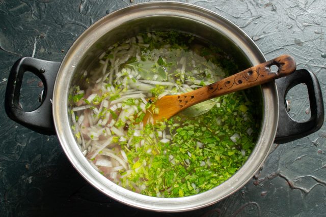 Добавление воды в кастрюлю Вода заливается в кастрюлю к мясу и овощам