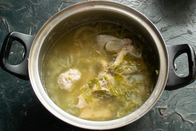 Варка мясного бульона Процесс кипения бульона под крышкой
