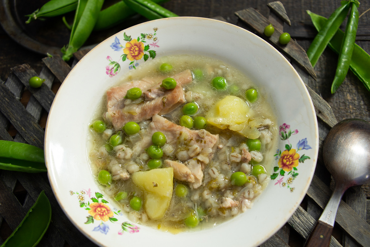 Суп с ребрышками и горошком