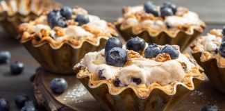Песочные пирожные с голубикой