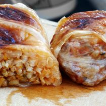 Запечённые голубцы получаются плотнее и насыщеннее по вкусу, чем просто тушёные. Соус пропитывает листья и начинку, а верх слегка подрумянивается.