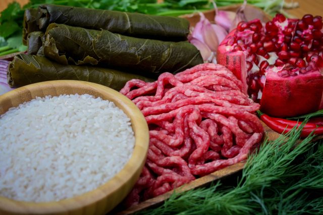 Для толмы важны молодые виноградные листья и ароматная начинка: мясо, рис, лук, чеснок, зелень и специи. Лист даёт блюду характерную кислинку.