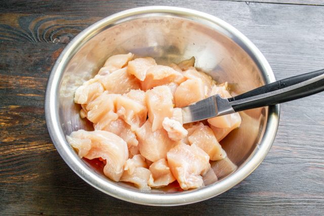 Снимаем кожу с куриной грудки и срезаем мясо с костей, после чего аккуратно нарезаем подготовленное филе аккуратными небольшими кубиками для дальнейшего фарша. Снимаем кожу с куриной грудки и срезаем мясо с костей, после чего аккуратно нарезаем подготовленное филе аккуратными небольшими кубиками для дальнейшего фарша.
