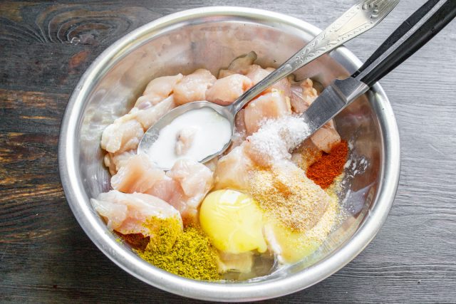 Добавляем к кубикам куриного филе яйцо, молоко, масло, а также насыпаем соль, чесночный порошок, сухую куриную приправу и ароматную молотую сладкую паприку. Добавляем к кубикам куриного филе яйцо, молоко, масло, а также насыпаем соль, чесночный порошок, сухую куриную приправу и ароматную молотую сладкую паприку.