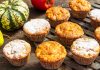 Маффины из тыквы с яблоками - Рецепты Посыпаем полностью остывшие тыквенно-яблочные маффины белоснежной сахарной пудрой через мелкое сито и подаем готовое пышное угощение к ароматному чаю.